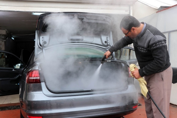 Korona Virüsüne Karşı Araç Sürücüleri Araçlarını Buharlı Su İle Yıkatıyor