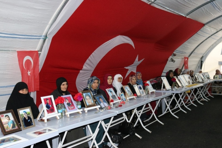 Hdp Önündeki Ailelerin Evlat Nöbeti 194. Gününde