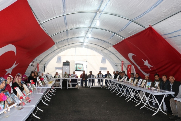 Hdp İl Binası Önündeki Evlat Nöbetine Bir Aile Daha Katıldı