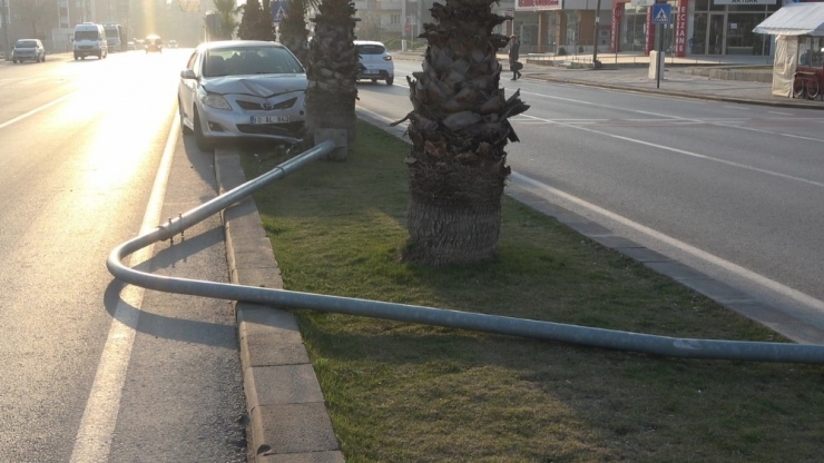 Kontrolden Çıkan Otomobil Önce Demir Direği Devirdi Ardından Ağaca Çarptı