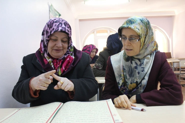 Elazığ’da İşitme Engelliler, İşaret Diliyle Kur’an-ı Kerim Öğreniyor
