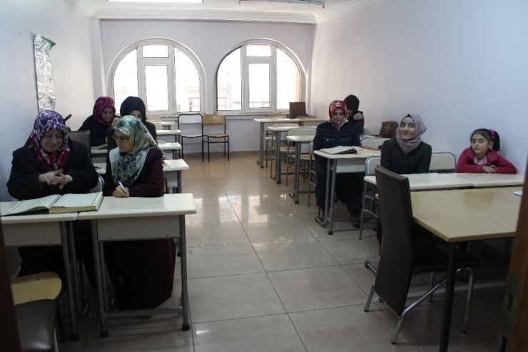 Elazığ’da İşitme Engelliler, İşaret Diliyle Kur’an-ı Kerim Öğreniyor