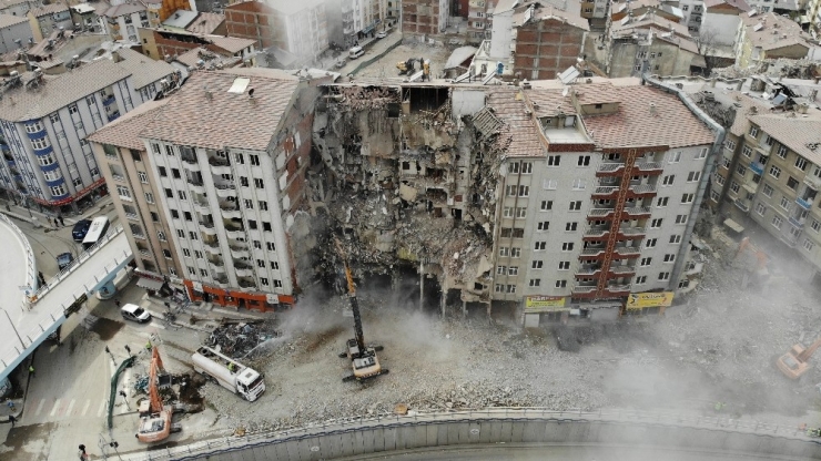 Deprem Sonrası Bin 400 Yapı Yıkıldı, Çalışmalar Sürüyor