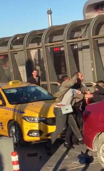 Kadın Yolcudan Taksiciye “Şarj Aleti” Dayağı