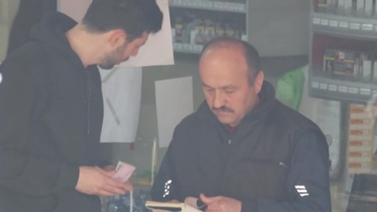 Vatandaşların Bakkal Borçlarını Kapatıp, İçi Para Dolu Zarflar Dağıttılar