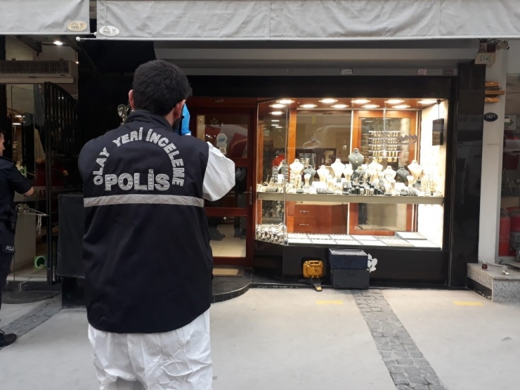 İzmir’de Maskeli Kuyumcu Soygunu