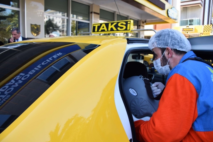 İzmir’de Taksiler Dezenfekte Edildi