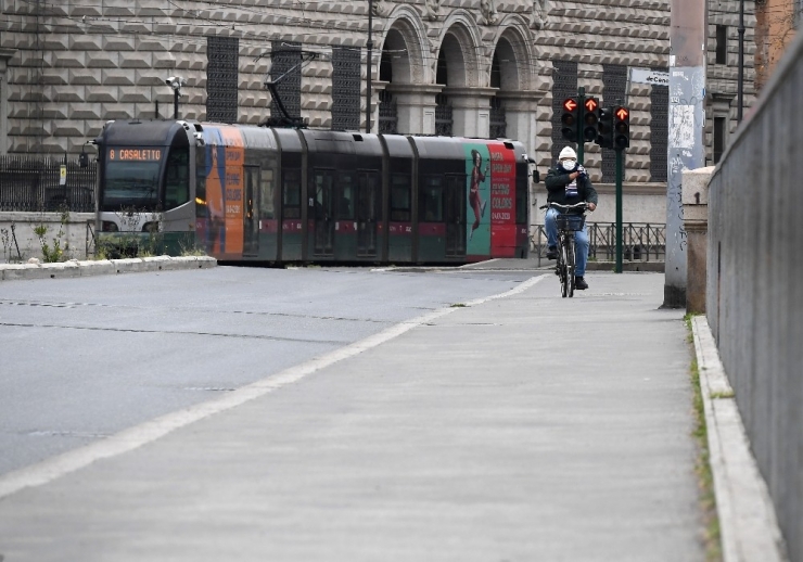 Karantinadaki İtalya’da Evinden Çıkamayan Halk Pencerelerde Şarkı Söylüyor