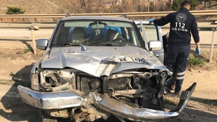 Kamyonet Bariyerlere Çarptı: 1 Yaralı