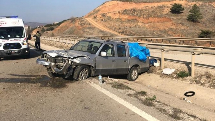 Kamyonet Bariyerlere Çarptı: 1 Yaralı