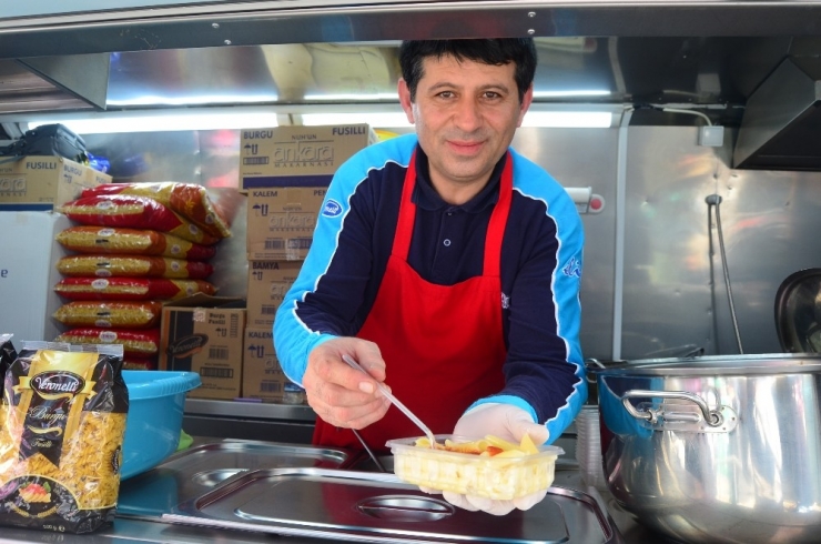 Fırsatçılara İnat Bedava Makarna Dağıttılar