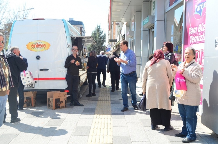 Fırsatçılara İnat Bedava Makarna Dağıttılar