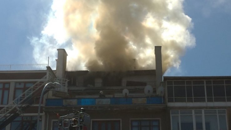 Kütahya’daki Çatı Yangınında Mahsur Kalan 4 Kişi Kurtarıldı