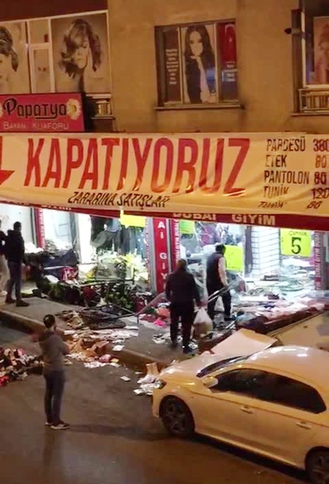 3 Şahsın, Demirlerle Saldırarak Mağazayı Talan Ettiği Anlar Kamerada