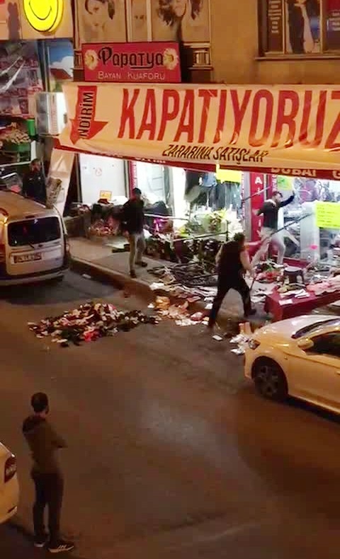 3 Şahsın, Demirlerle Saldırarak Mağazayı Talan Ettiği Anlar Kamerada