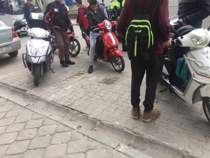 Salihli Emniyetinden Okul Önlerinde Sıkı Denetim