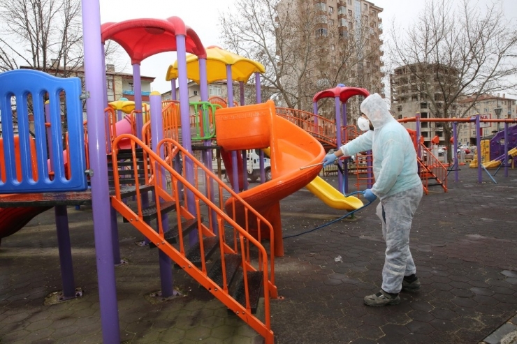 Melikgazi’de Okullar Ve Parklar İlaçlanıyor