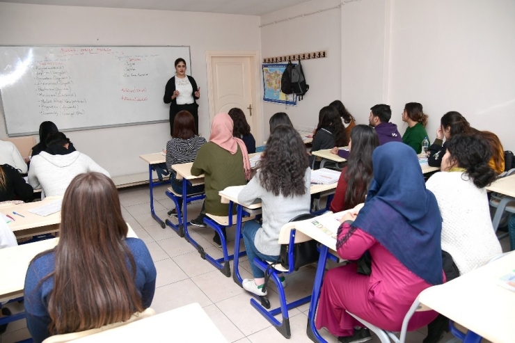 Büyükşehir Belediyesi, Kurs Merkezlerini 2 Hafta Tatil Etti