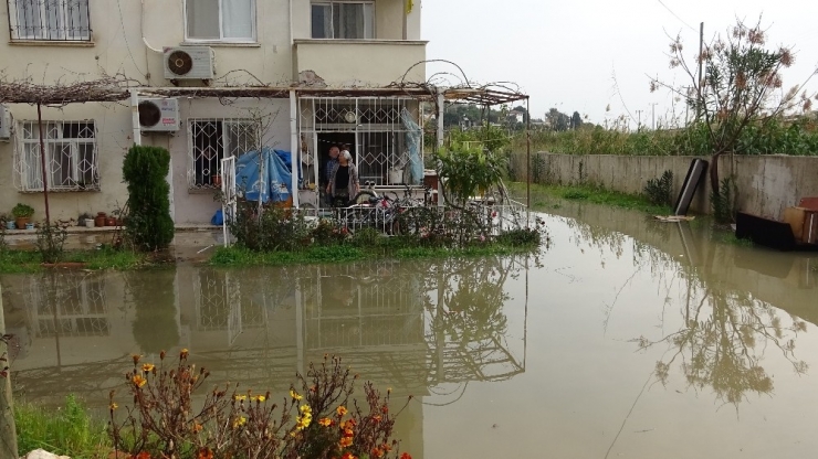 Erdemli’de Limonlu Deresi Taştı Seraları Ve Siteleri Su Bastı