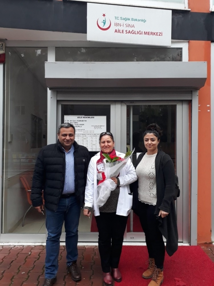 Başkan Tarhan, Doktorlara Çiçekle Teşekkür Etti