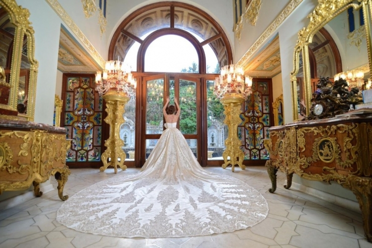 Bu Gelinliği Taşımak Güç İstiyor, Tam 35 Kilo Ağırlığında