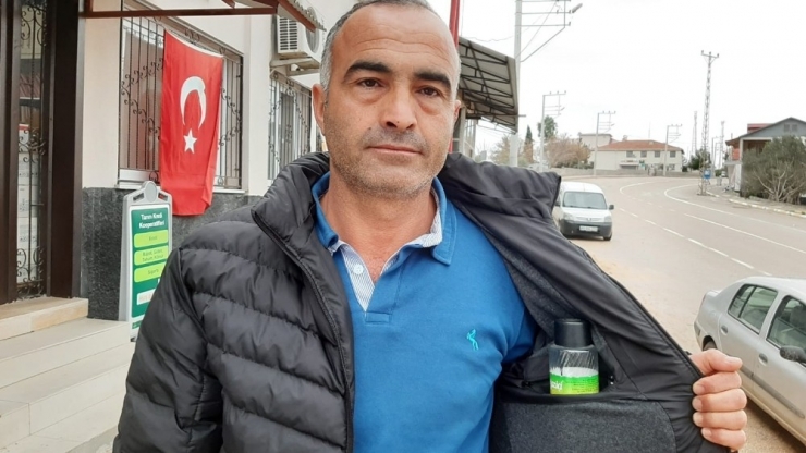 Korona Virüs Korkusuyla Kolonyayı Cebinde Taşıyor, Her Önüne Gelene Kolonya İkram Ediyor