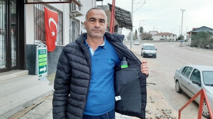 Korona Virüs Korkusuyla Kolonyayı Cebinde Taşıyor, Her Önüne Gelene Kolonya İkram Ediyor