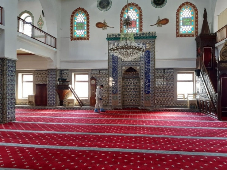 Yeni Cami Dezenfekte Edildi