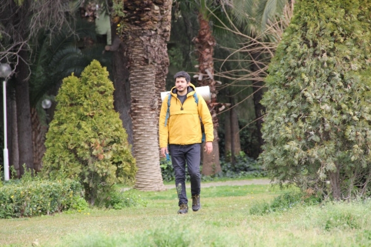 Sokak Hayvanları İçin Gezerek 1 Haftada 2.5 Ton Mama Dağıttı