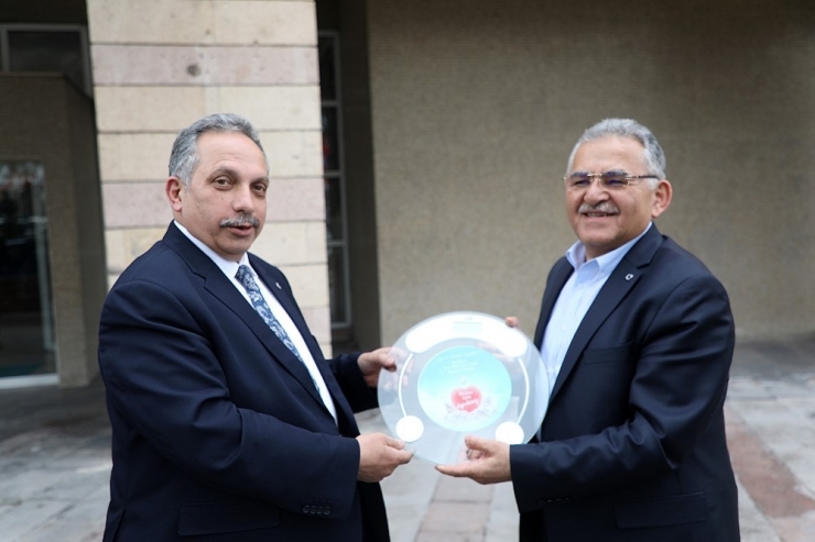 Başkan Yalçın’dan Tıp Bayramı Hediyesi