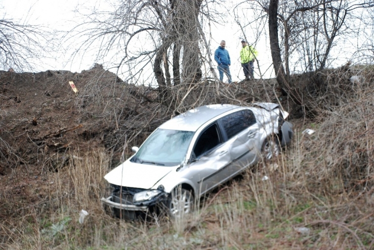 Şarampole Uçan Otomobilden Burnu Kanamadan Çıktı
