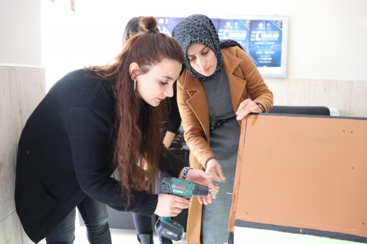 Üniversite Öğrencilerinden Örnek Davranış