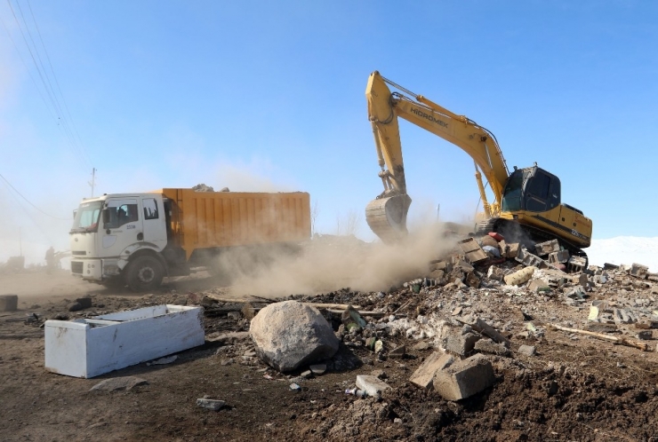 Van Büyükşehir Belediyesi Deprem Bölgesindeki Çalışmalarını Sürdürüyor