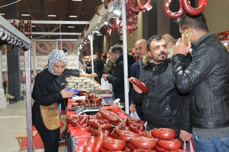 Van’da ’3. Yöresel Ürünler Ve Hediyelik Eşya Fuarı’ Devam Ediyor