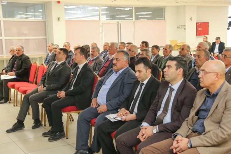 Başkan Esat Öztürk Muhtarlarla Toplantı Düzenledi
