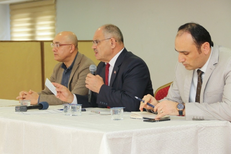 Başkan Esat Öztürk Muhtarlarla Toplantı Düzenledi
