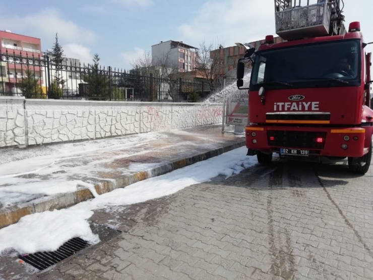 Virüse Karşı Kaldırım Ve Duraklar Köpüklü Suyla Temizlendi