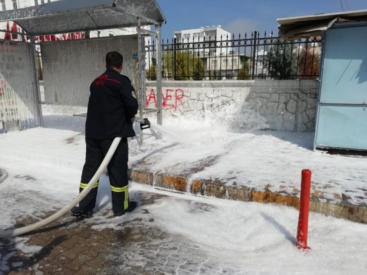 Virüse Karşı Kaldırım Ve Duraklar Köpüklü Suyla Temizlendi