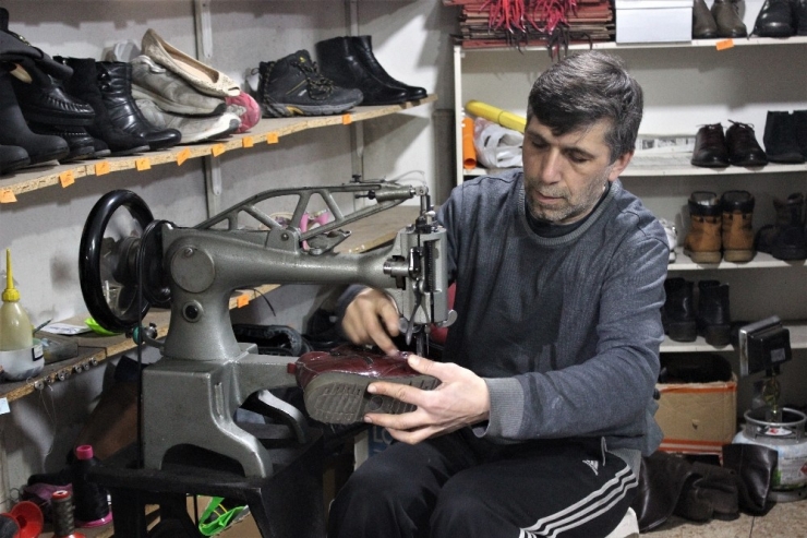 Ayakkabılarını Tamir Ettirmek İçin 20 Gün Sonraya Gün Alıyorlar