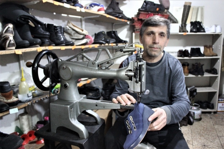 Ayakkabılarını Tamir Ettirmek İçin 20 Gün Sonraya Gün Alıyorlar