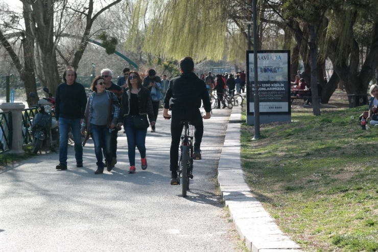 Güneşli Havayı Gören Eskişehirliler Parklara Akın Etti