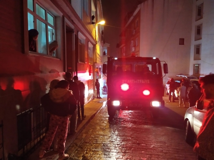 Beyoğlu’nda Bina Girişindeki Yangın Panik Oluşturdu