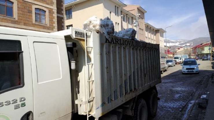Karlıova’da Caddelerde Kalan Son Karlar Temizleniyor