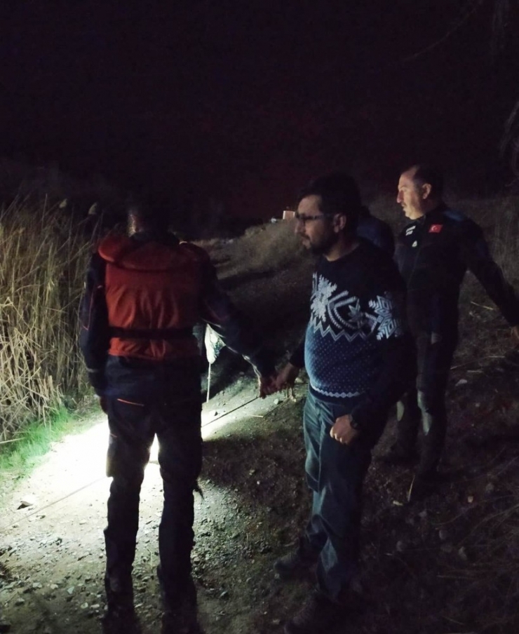 Balık Tuttukları Nehirde Mahsur Kalan 3 Kişiyi Afad Kurtardı