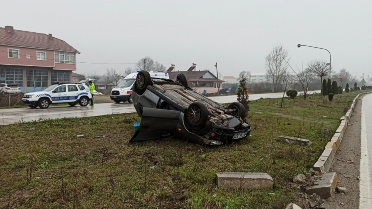 Işıkta Duramayan Otomobil Refuje Çarptı