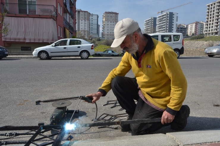 Sokakları Gezip Hayatını ’Kaynatarak’ Kazanıyor