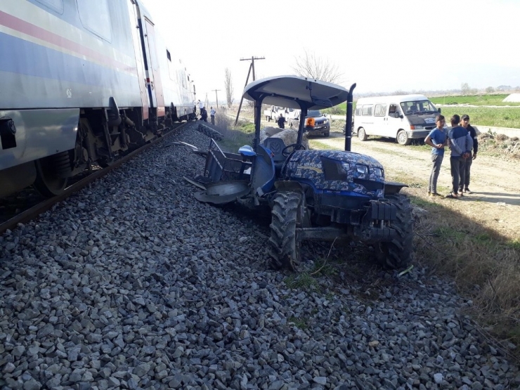 Trenin Çarptığı Traktör Sürücüsü Kadın Kendini Yere Atarak Hayatta Kaldı