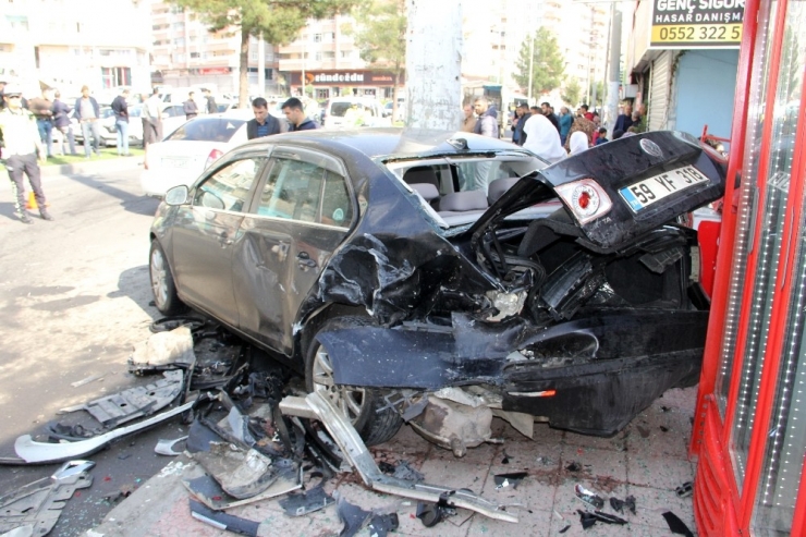 Hızını Alamadı, Park Halindeki Araca Çarptı: 3 Yaralı