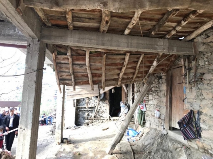 Düğün Evi Çöktü, Yaralılar Hastaneye Kaldırıldı