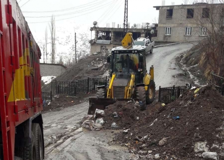 Hakkari’de Kış Mevsimi Etrafa Atılan Kömür Külleri Temizleniyor